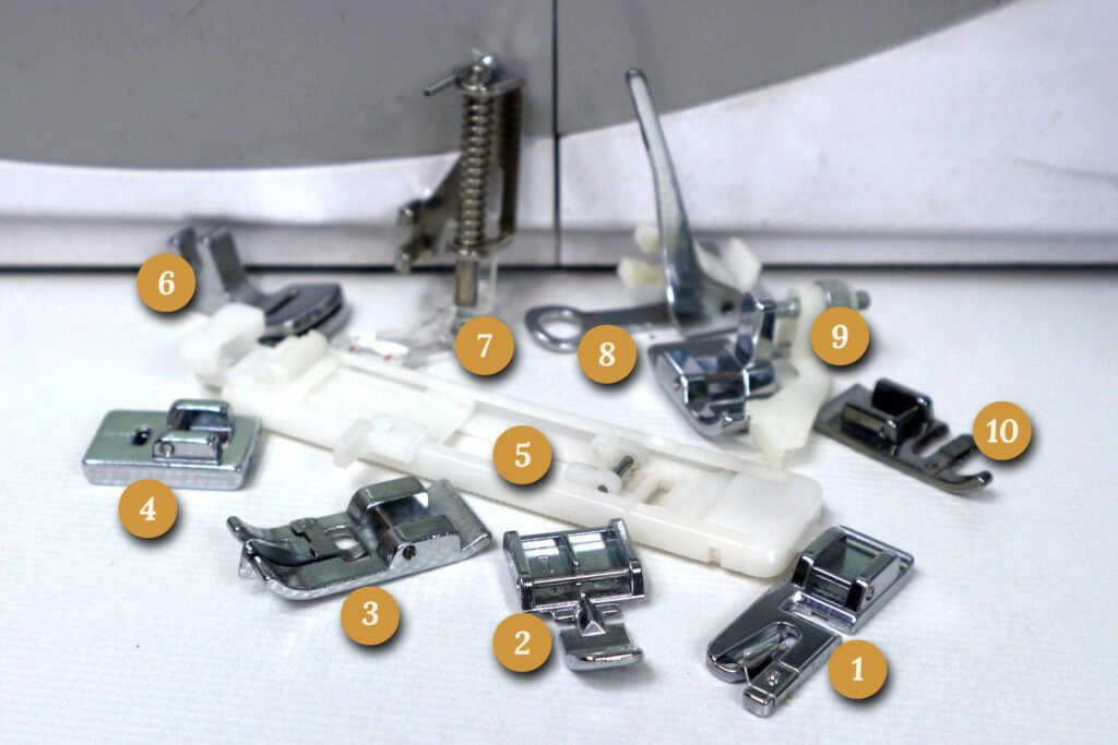 Zdjęcie 10 różnych stopek do maszyny do szycia, oznaczonych od 1 do 10, ułożonych na białym tle z widocznym fragmentem maszyny.